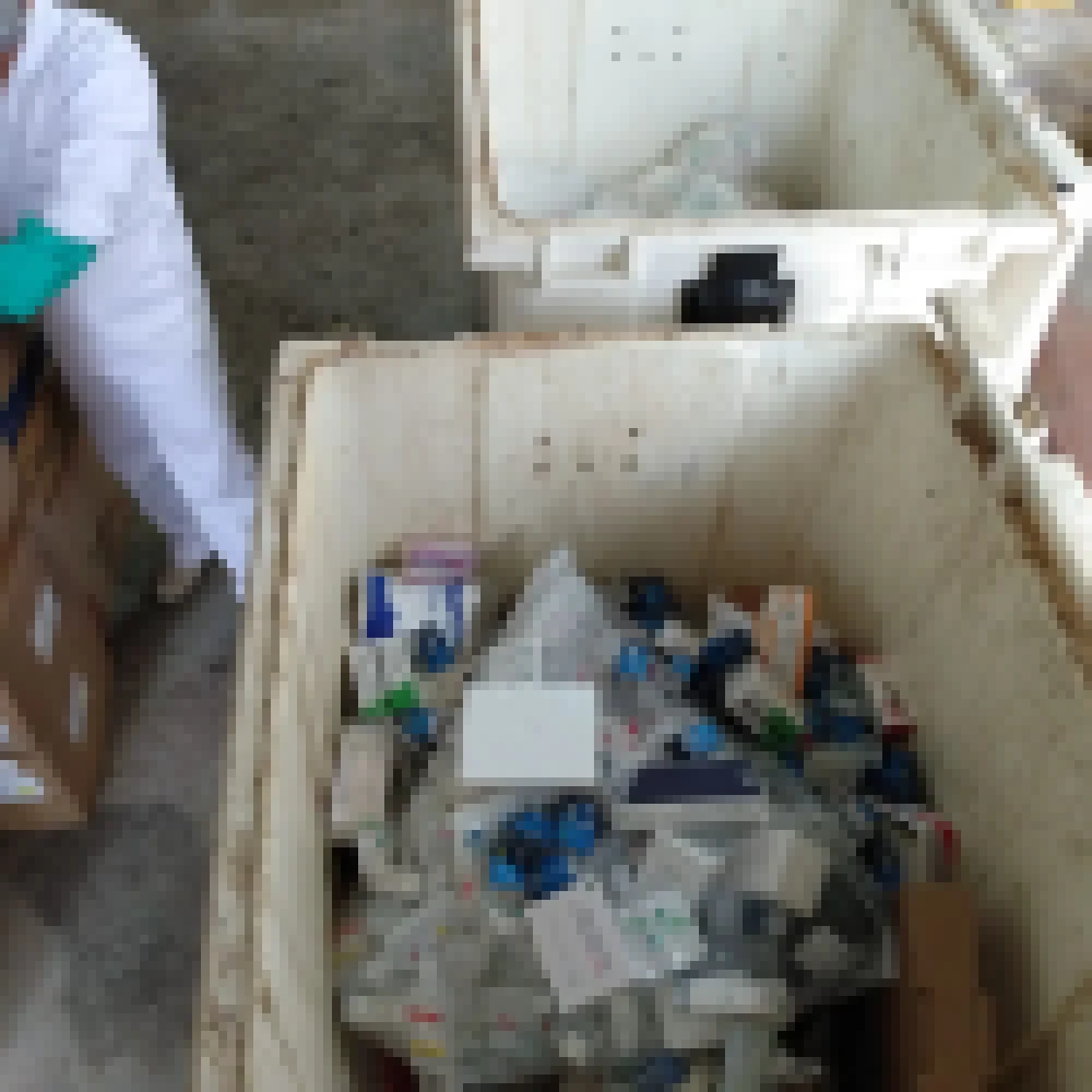 Prefeitura descarta 5 toneladas de produtos apreendidos em barracão clandestino