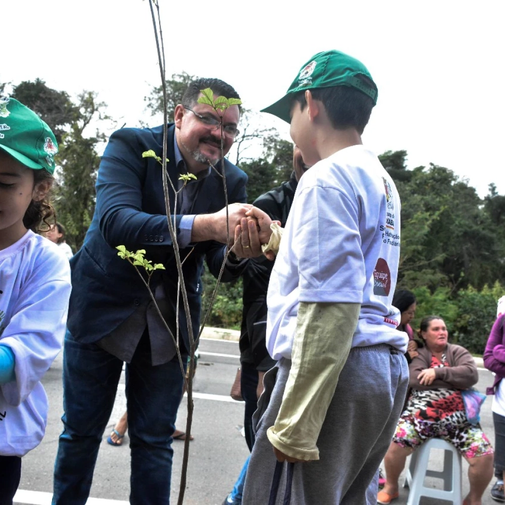Prefeitura e comunidade plantam mudas de árvores no Altos de Ipanema