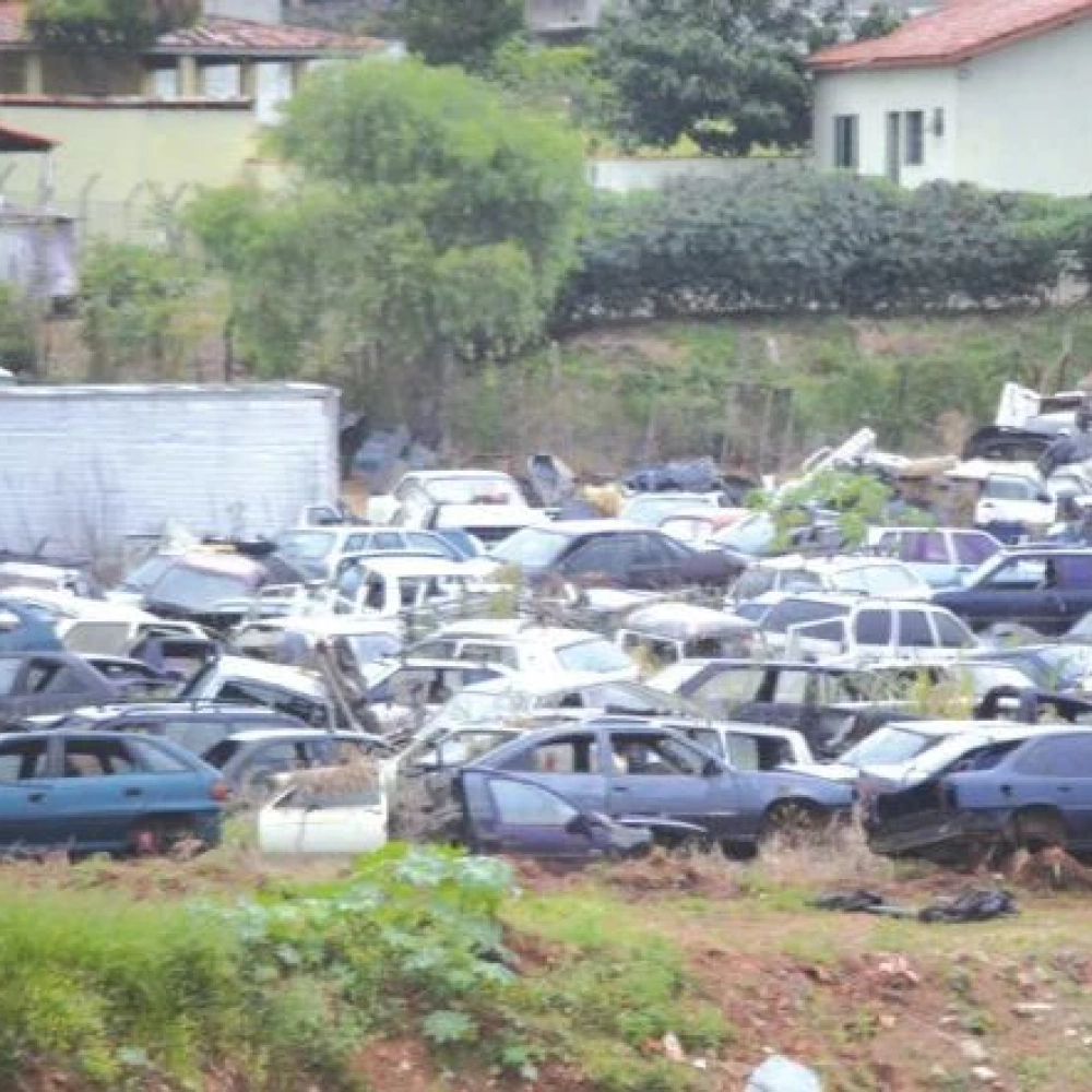 Prefeitura entra na justiça contra “cemitério de carros” denunciado pelo Z Norte