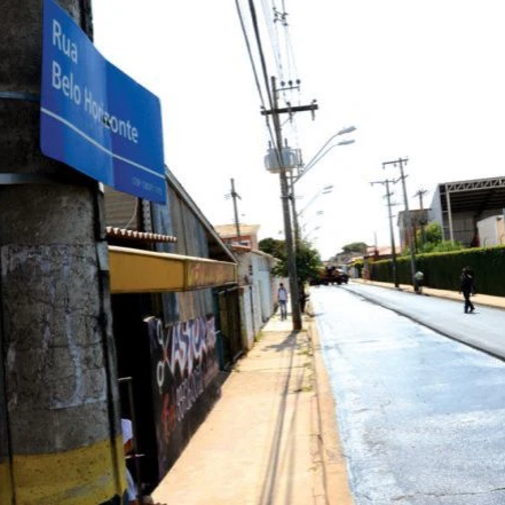 Prefeitura faz recapeamento da principal via na Vila Helena