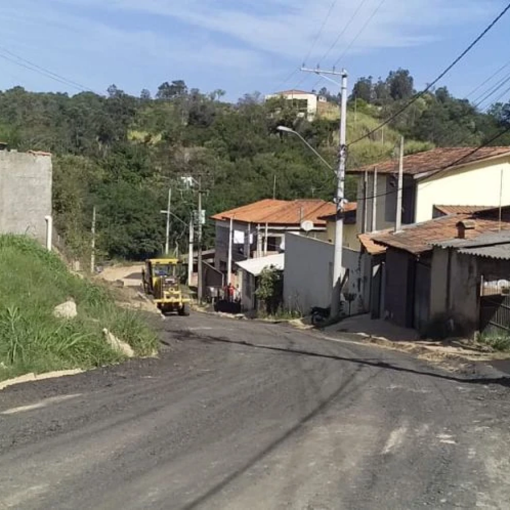 Prefeitura faz zeladoria pública em diversas áreas da cidade