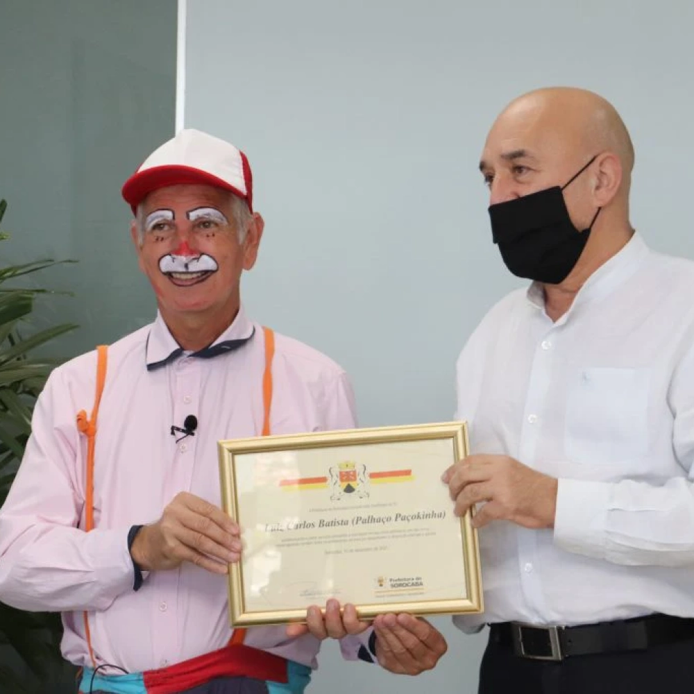 Prefeitura homenageia palhaço Paçokinha no Dia Mundial do Palhaço comemorado nesta sexta-feira (10)
