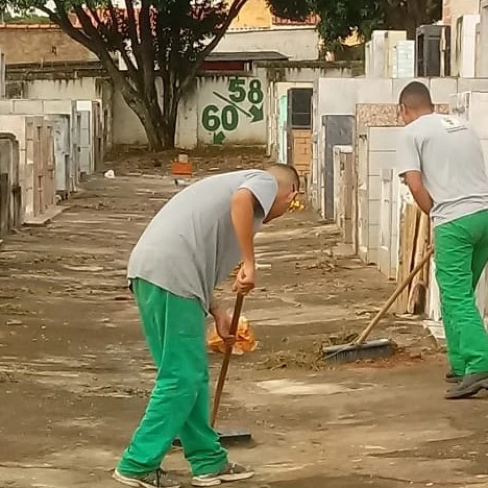 Prefeitura realiza Mutirão da Limpeza nos Cemitérios Municipais