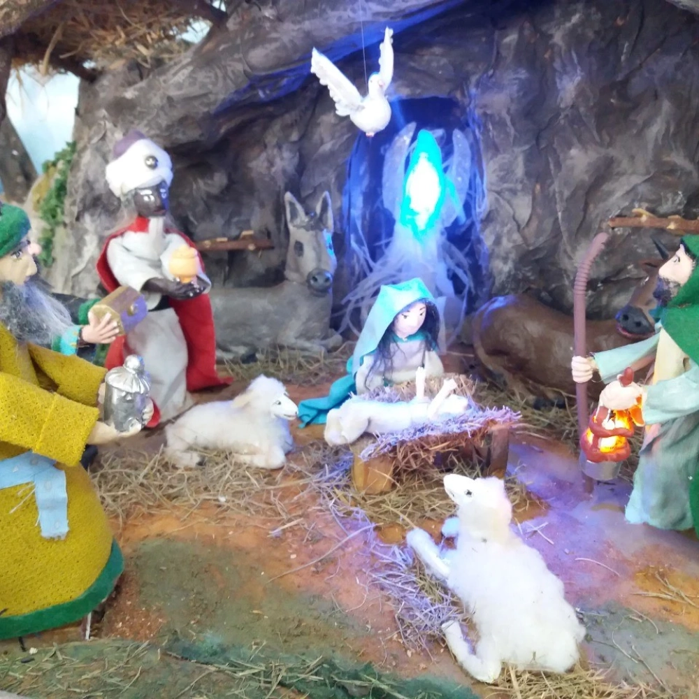 Presépio artesanal com movimento conta a história do nascimento de Jesus na Biblioteca Infantil de Sorocaba