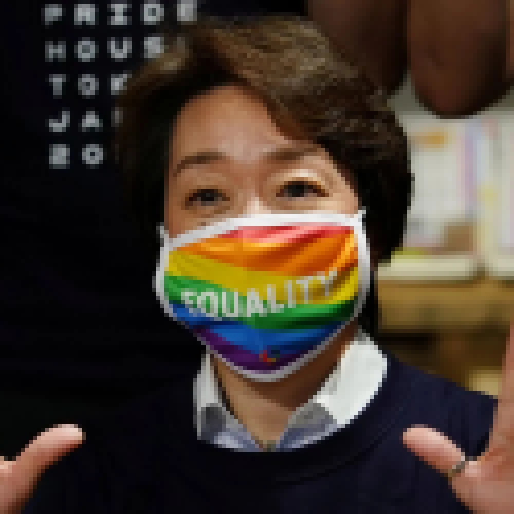 Presidente da Tóquio-2020 visita centro LGBTQ e enfatiza diversidade
