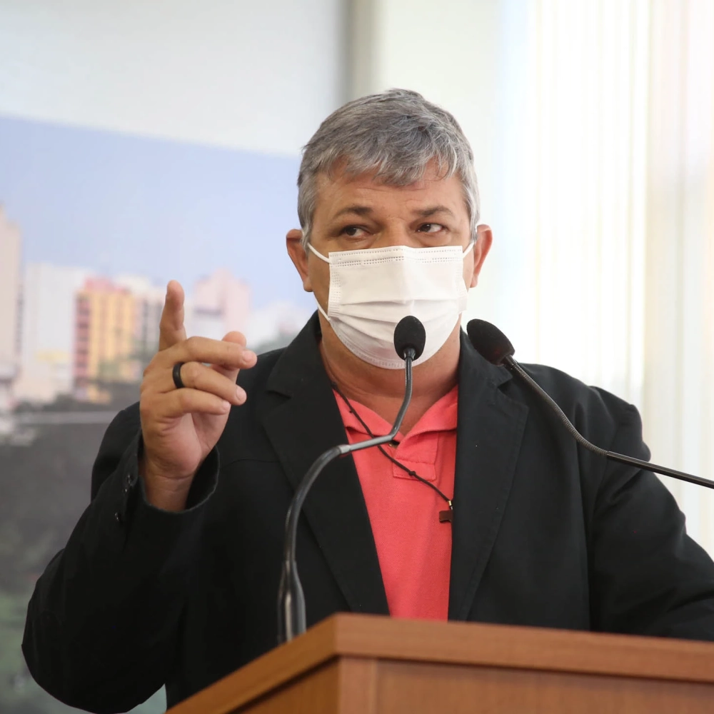 Prof. Salatiel cobra implantação de pontos de iluminação no entorno da escola municipal Renice Seraphim, no Jardim Carandá