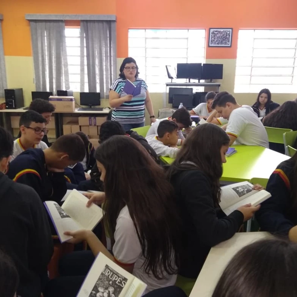 Professora da rede municipal realiza projeto de inclusão por meio de sala de leitura