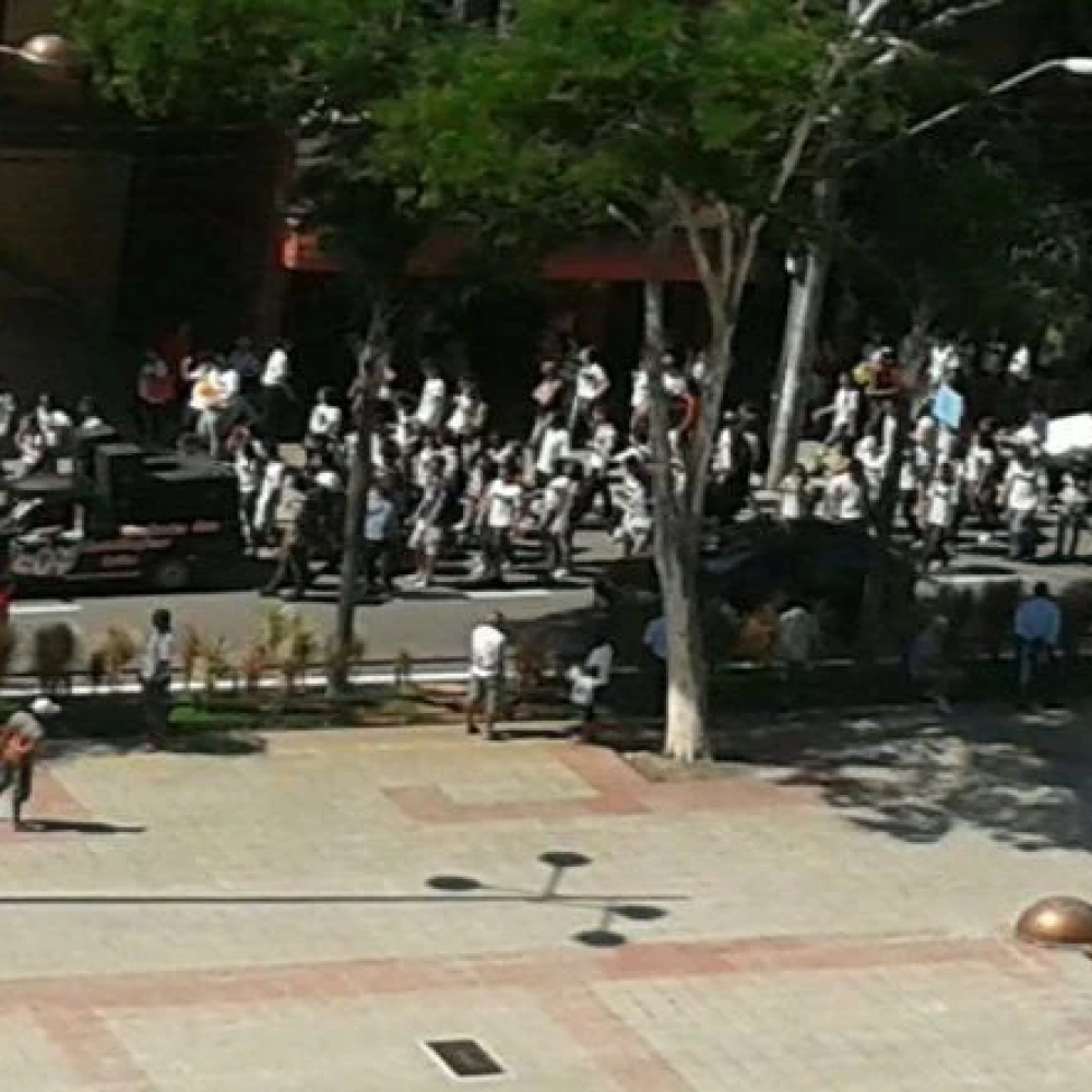 Professores e estudantes da Etec e Fatec fazem passeata no Centro de Sorocaba