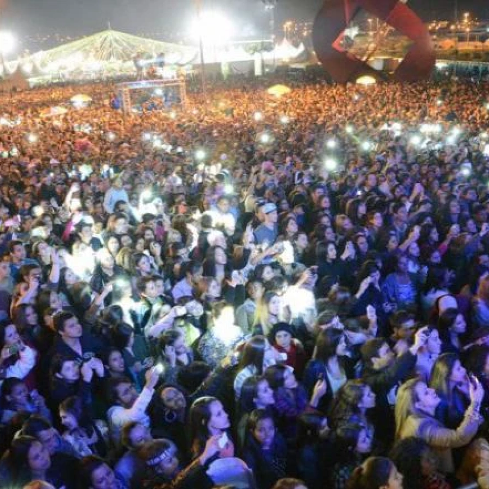 Público lota Festa Junina para ver Lucas Lucco