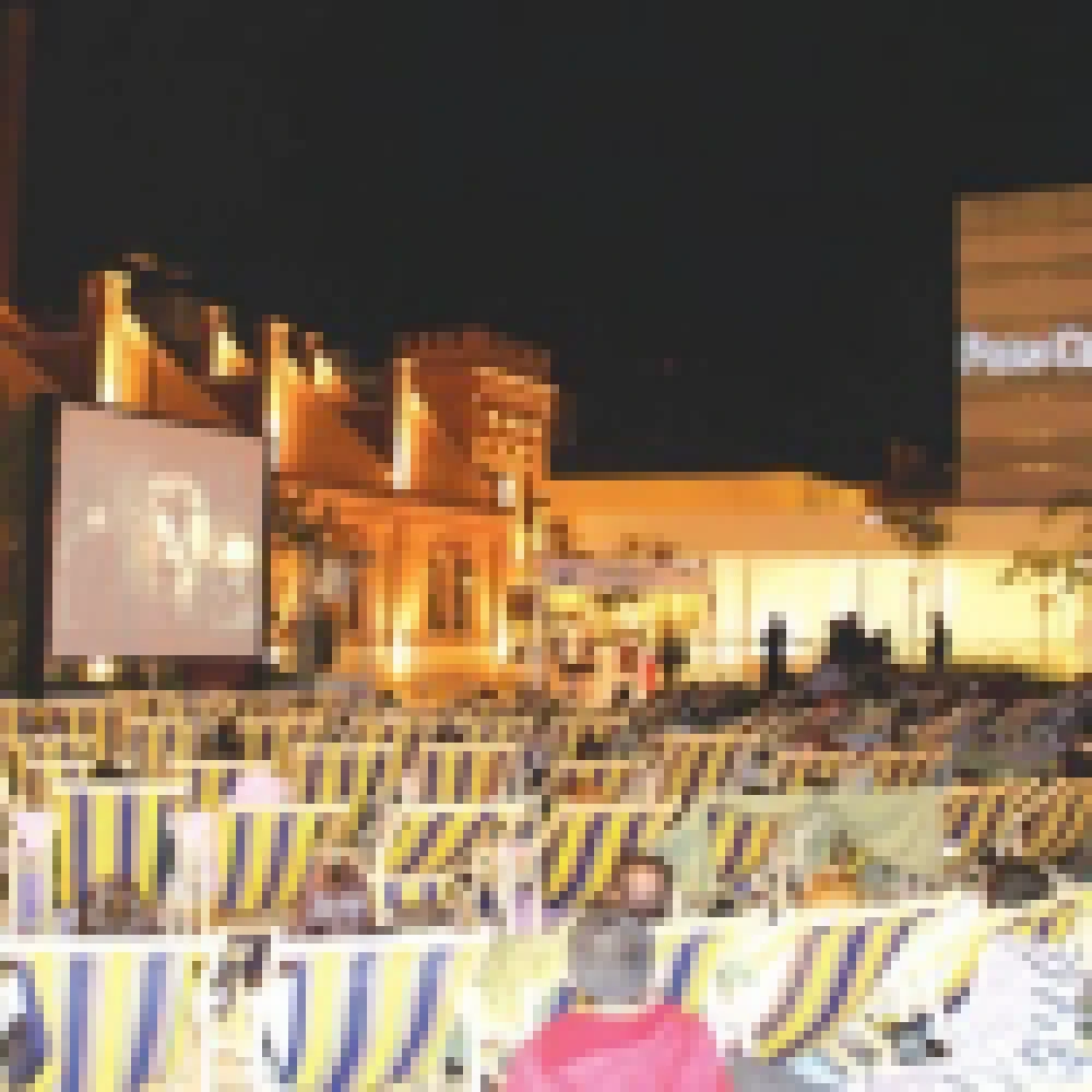 Público tem última oportunidade do ano para assistir ao Cine Open Air, no Pátio Cianê Shopping