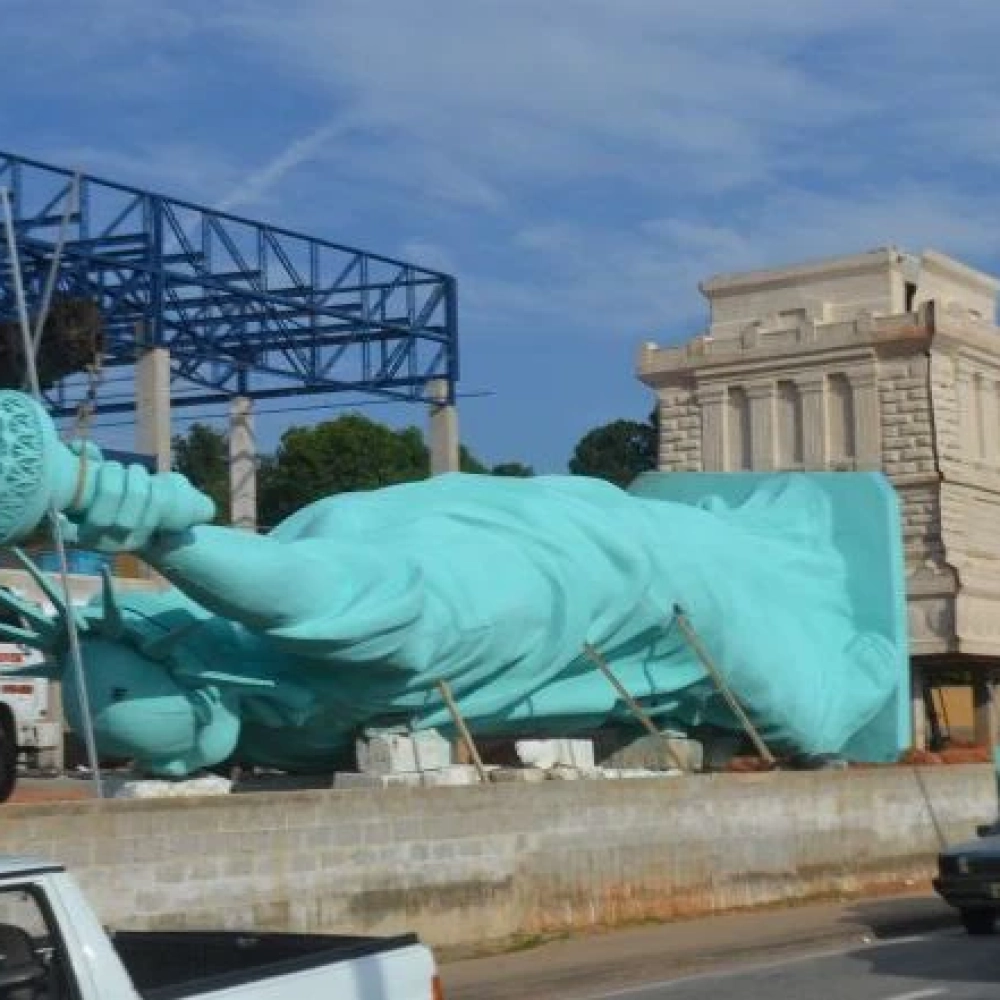 Réplica da Estátua da Liberdade chama a atenção na Zona Norte