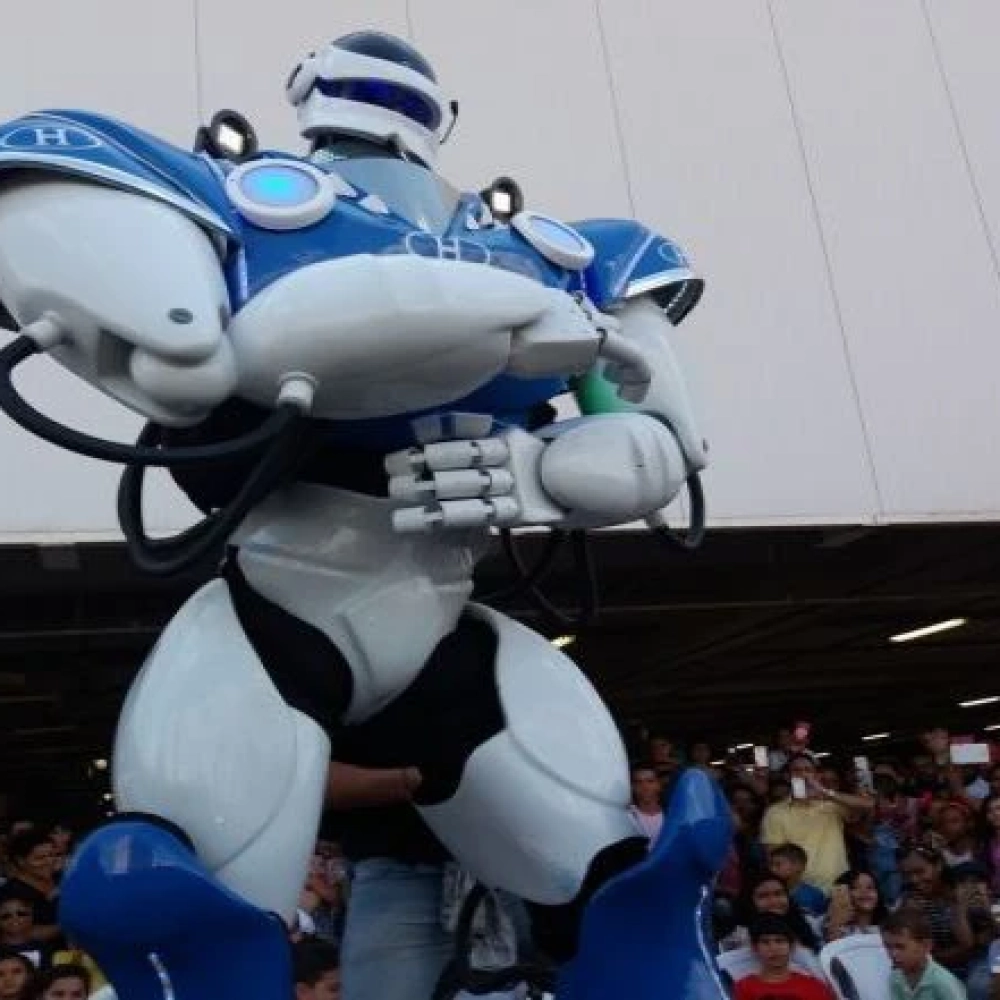Robô Havan aterrissa em Sorocaba no dia das crianças