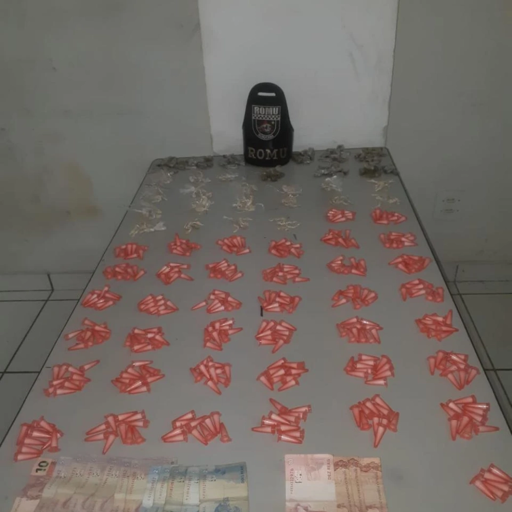 Romu detém dois rapazes e uma adolescente com drogas na Zona Oeste