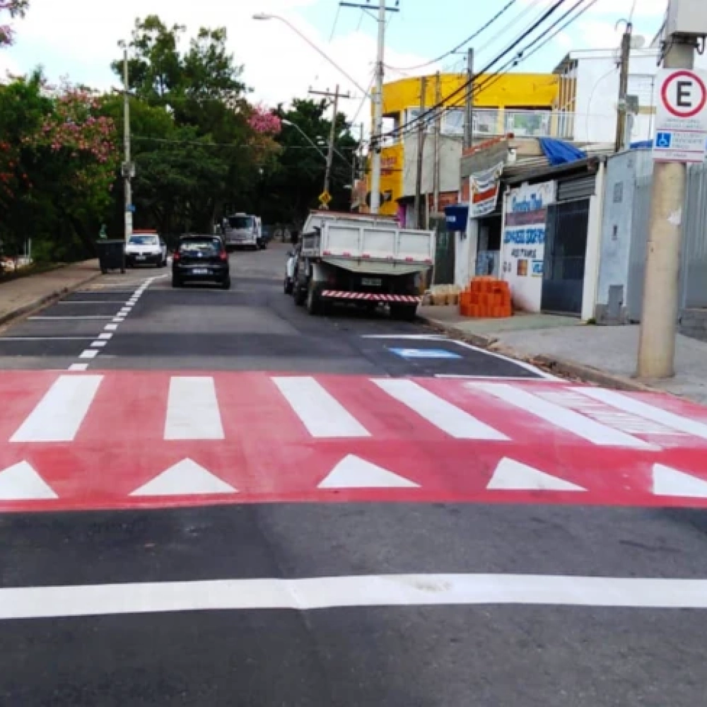 Rua no Jd. Nova Esperança recebe melhorias na sinalização de trânsito