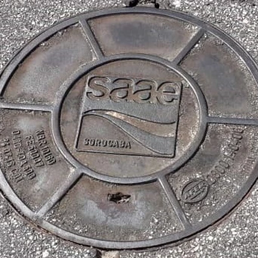 Saae realiza intervenção em dois bairros para conter extravazamento de esgoto