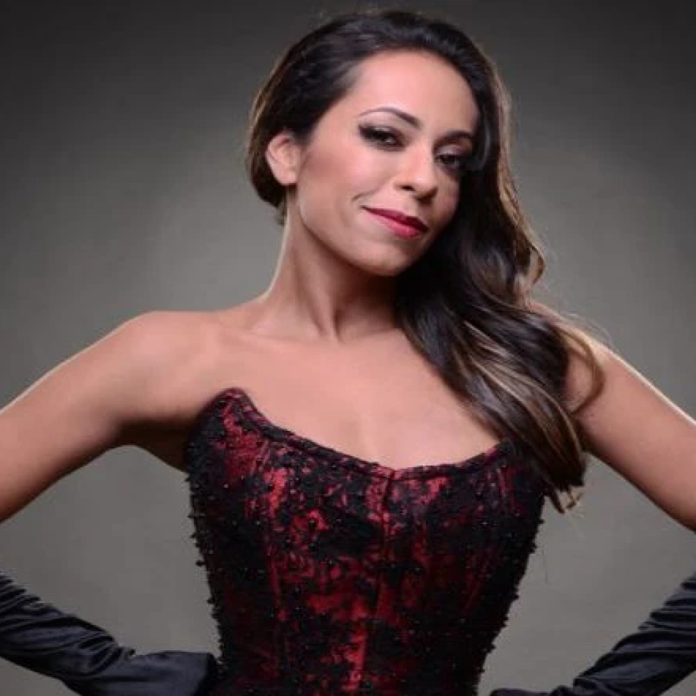 Samantha Schmütz faz espetáculo musical dirigido pelo humorista Paulo Gustavo no Pátio Cianê Shopping