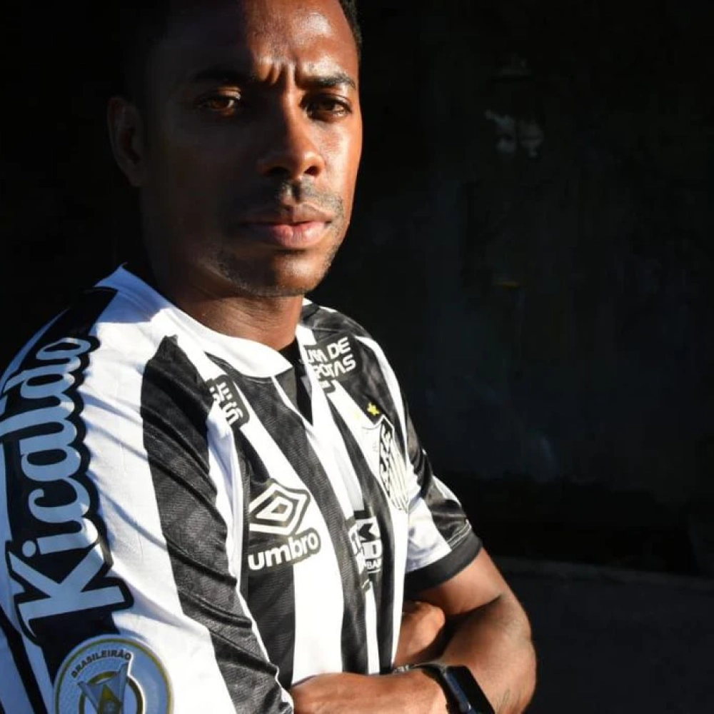 Santos anuncia retorno de Robinho e corre para registrar atacante