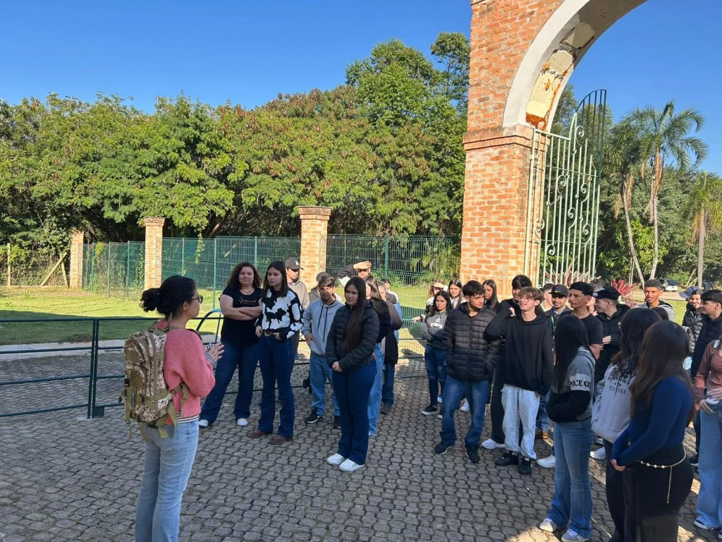 Alunos de escola estadual de Taquarituba participam de visita monitorada no Jardim Botânico de Sorocaba