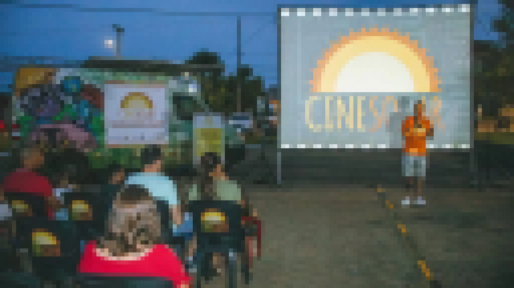 Furgão do CineSolarzinho é atração pioneira que transforma energia solar em projeção de cinema para crianças