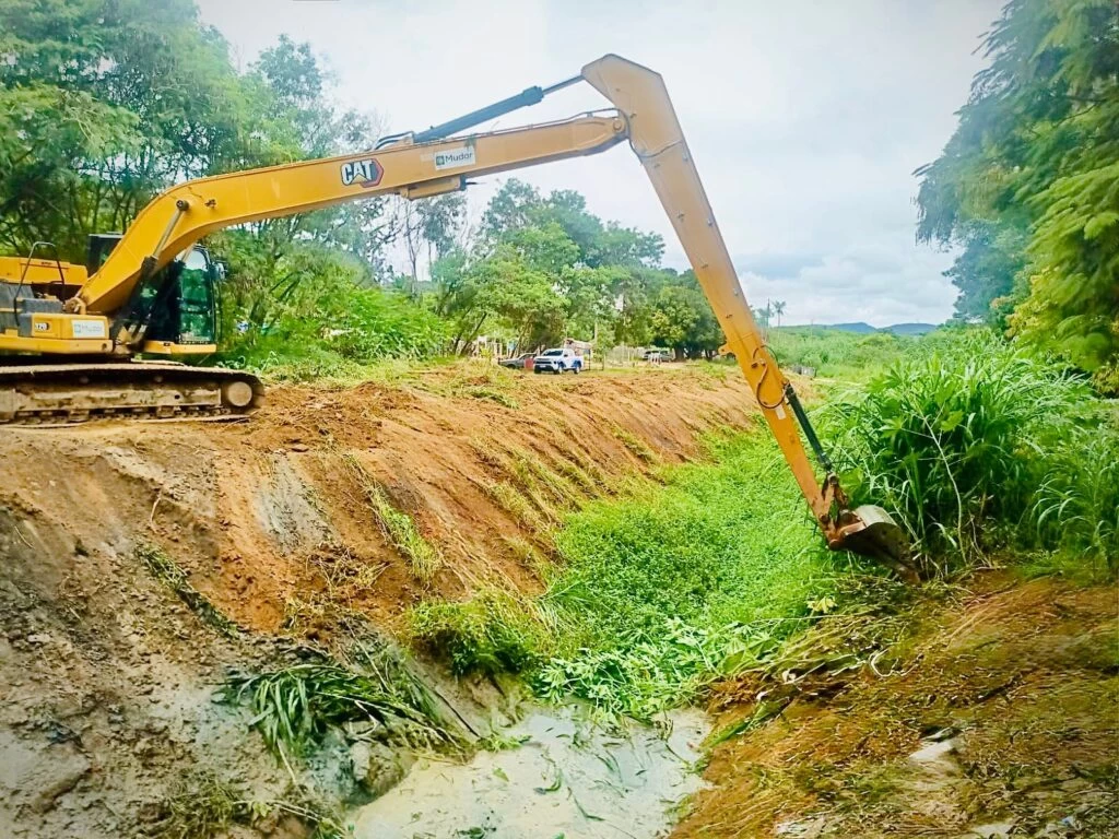 Saae/Sorocaba efetua limpeza e manutenção preventiva de córrego em Brigadeiro Tobias