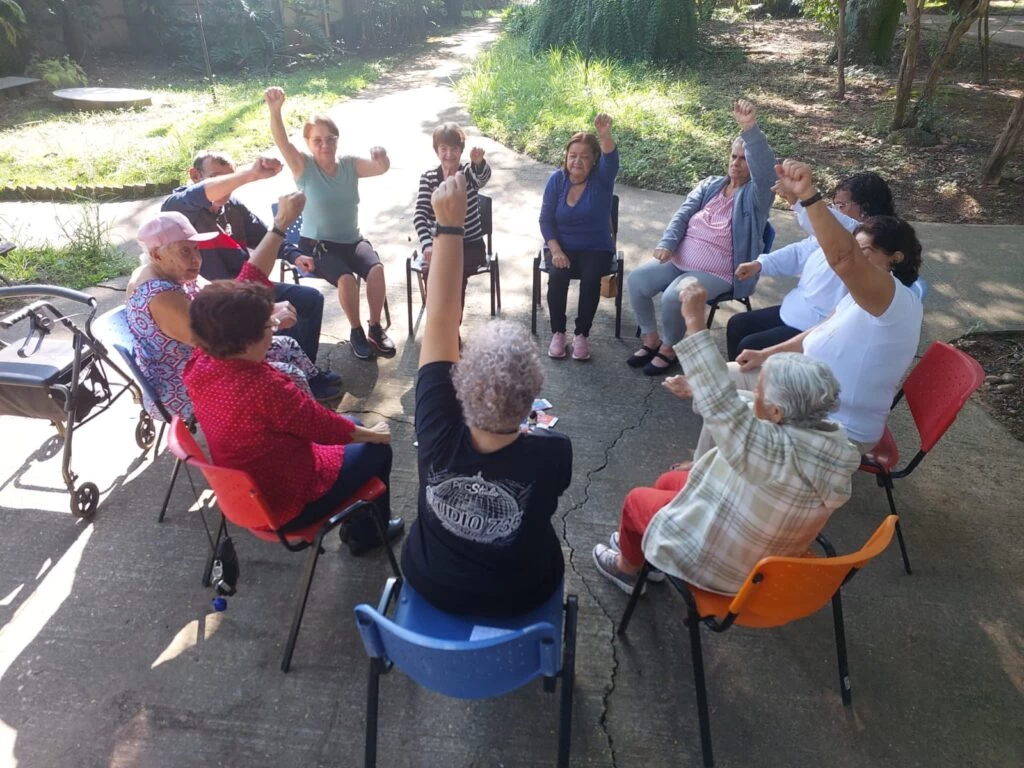 Idosos que frequentam a Chácara do Idoso aderem ao “Dia do Desafio” com dança, caminhada e muita animação