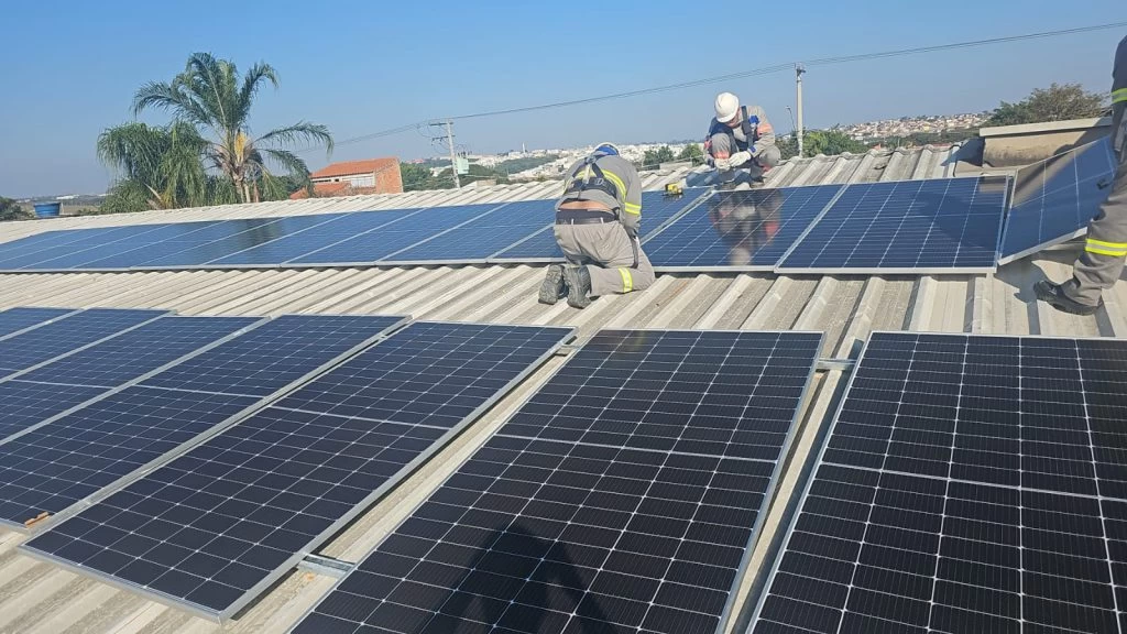 Programa de eficiência energética inicia instalação de usinas fotovoltaicas em Unidades Básicas de Saúde e na Policlínica