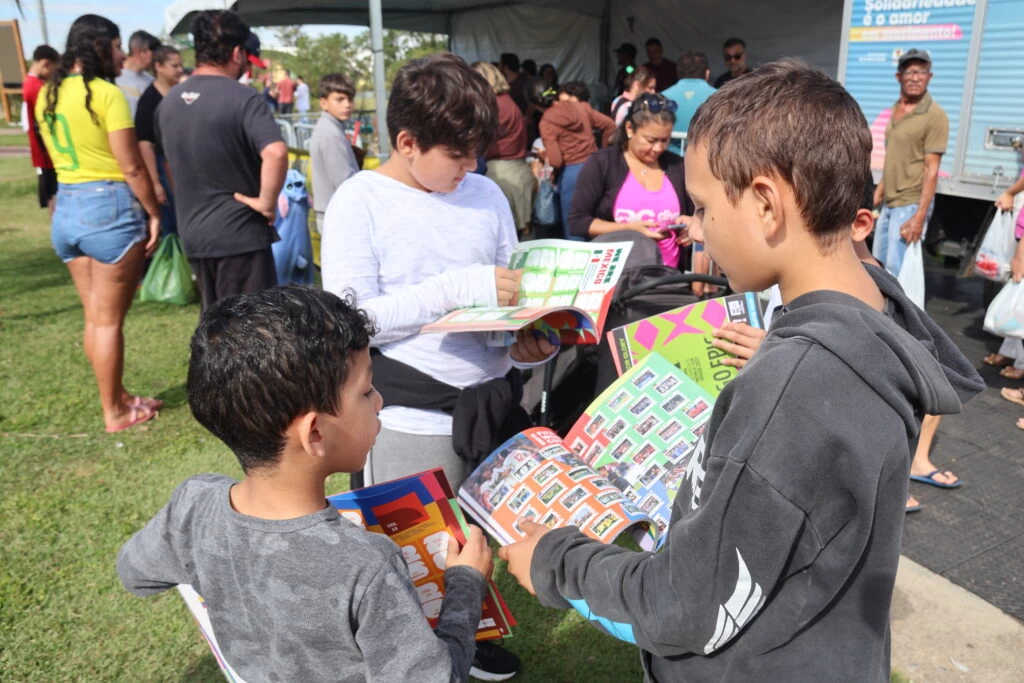 Ação solidária arrecada alimentos com troca de álbum de figurinhas neste sábado (16)