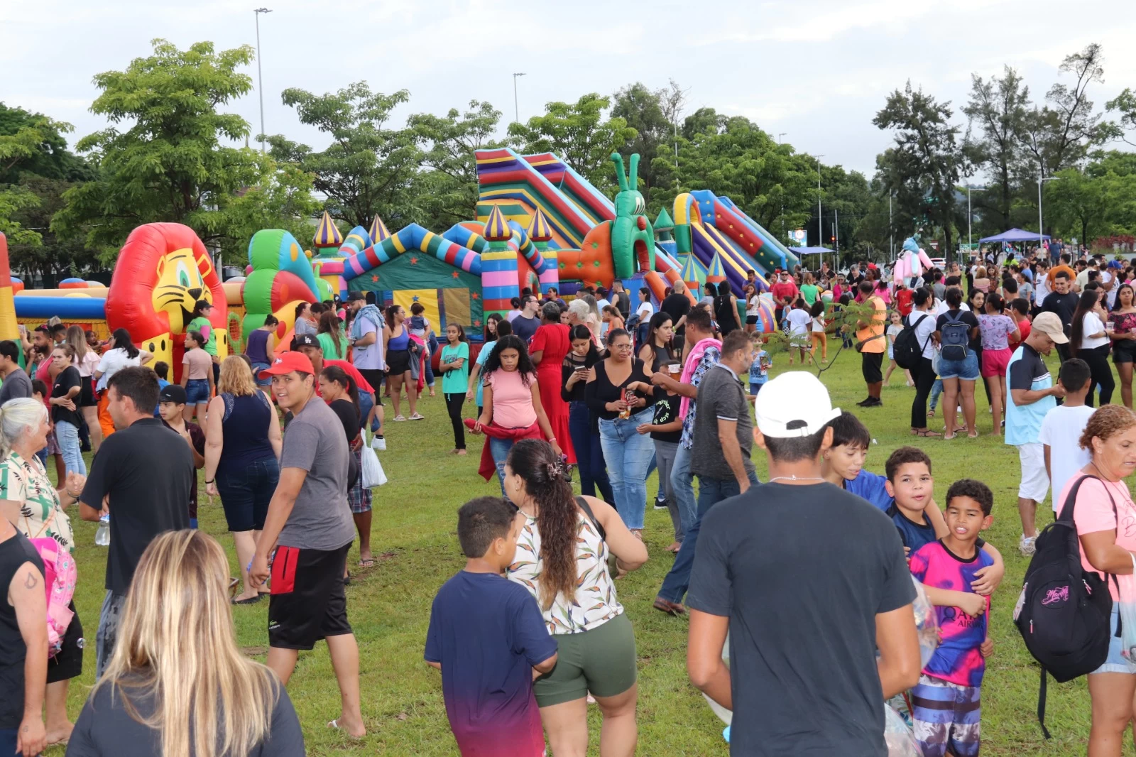 Mesmo com chuva, abertura do “Natal Iluminado” 2024 no Paço Municipal reúne aproximadamente 20 mil pessoas