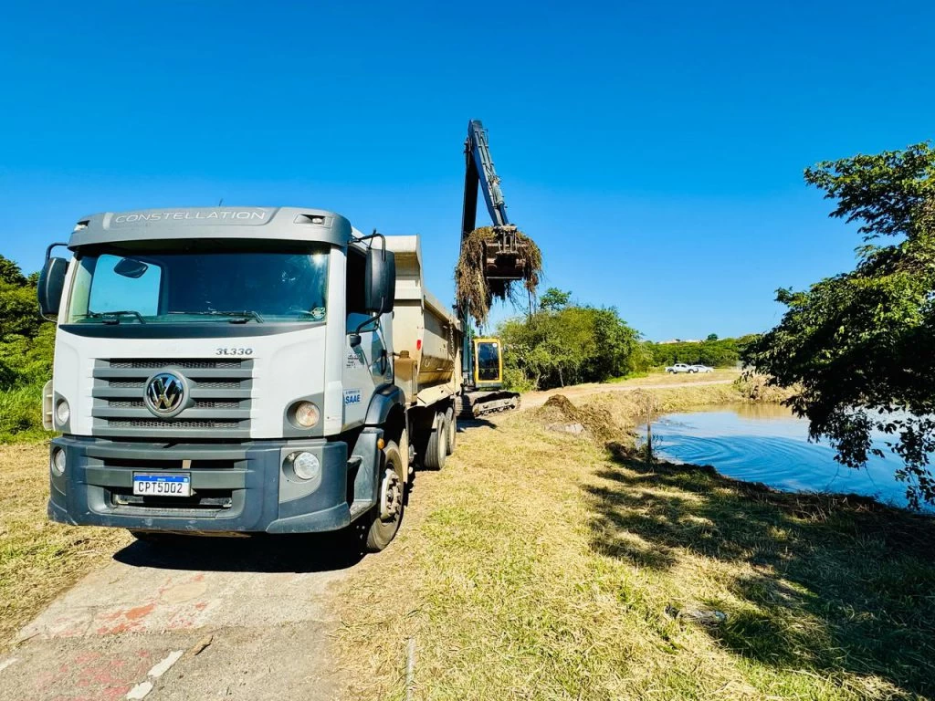Saae/Sorocaba realiza limpeza e manutenção preventiva de lago no Jardim Santa Catarina