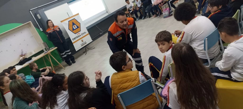 Sema e Defesa Civil realizam ação educativa sobre mudanças climáticas e queimadas em escola municipal