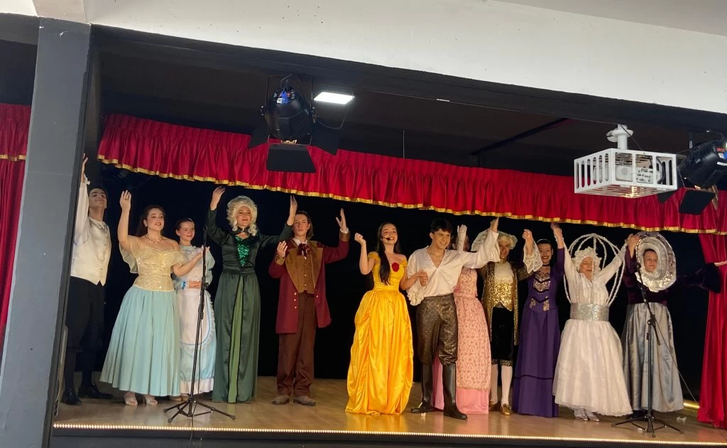 E.M. “Prof. Irineu Leister” inaugura auditório com apresentação do espetáculo “A Bela e a Fera”