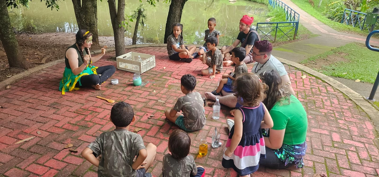 Crianças do Clubinho do Refúgio celebram o Dia do Saci no Parque da Água Vermelha