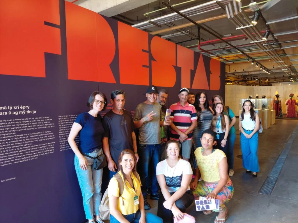 Grupo de pessoas em situação de rua participa de visita guiada à exposição Frestas no Sesc Sorocaba