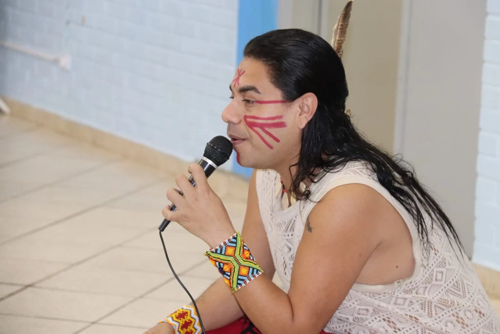 Alunos de unidades escolares da rede municipal de ensino recebem palestra educativa sobre a cultura indígena brasileira
