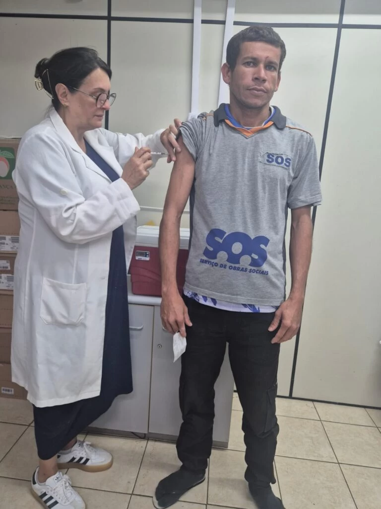 Pessoas em situação de rua são vacinadas contra gripe Influenza em Sorocaba