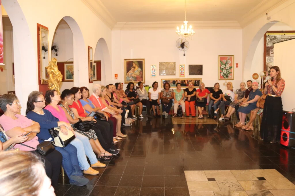 Projeto Chá das Rosas completa um ano e reunião de abril tem bolo para celebrar o marco