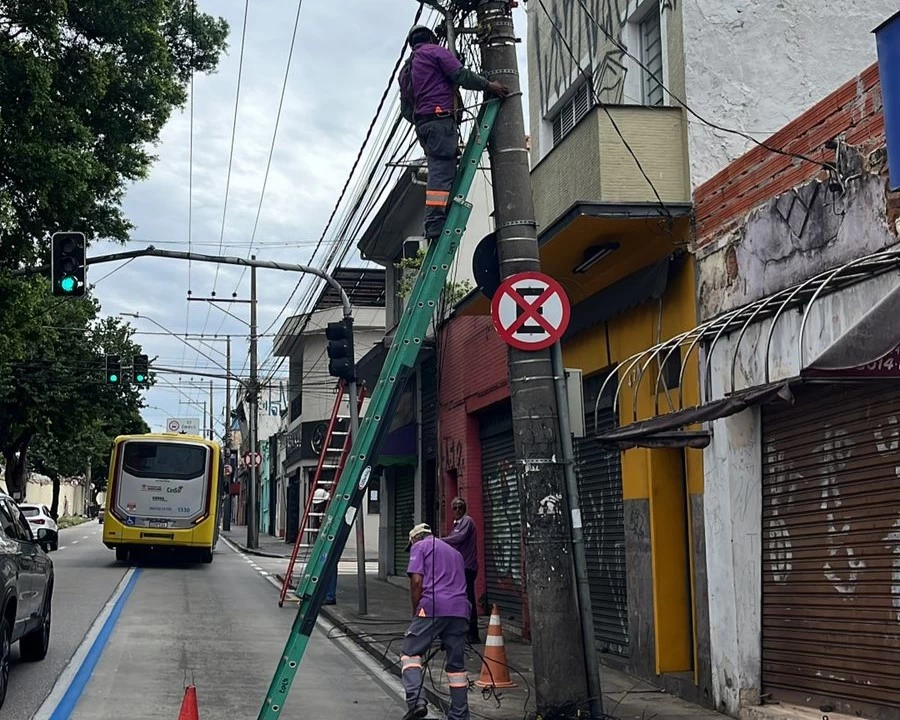 Mutirão de reordenação de fios em postes ocorre na Rua Comendador Hermelino Matarazzo nesta quarta-feira (8)