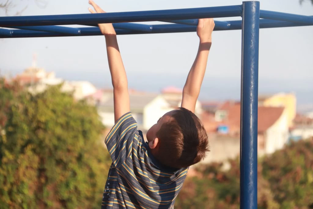Prefeitura entrega playground e academia ao ar livre no Jardim Santa Luiza