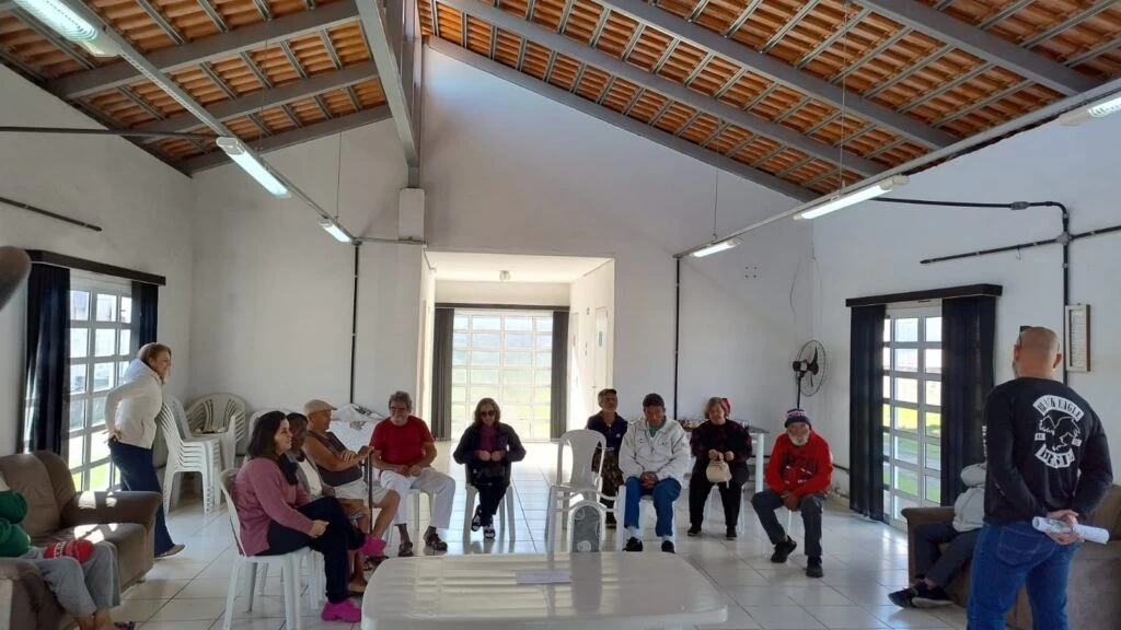 Palestra da campanha Junho Violeta é levada à Vila Dignidade de Sorocaba