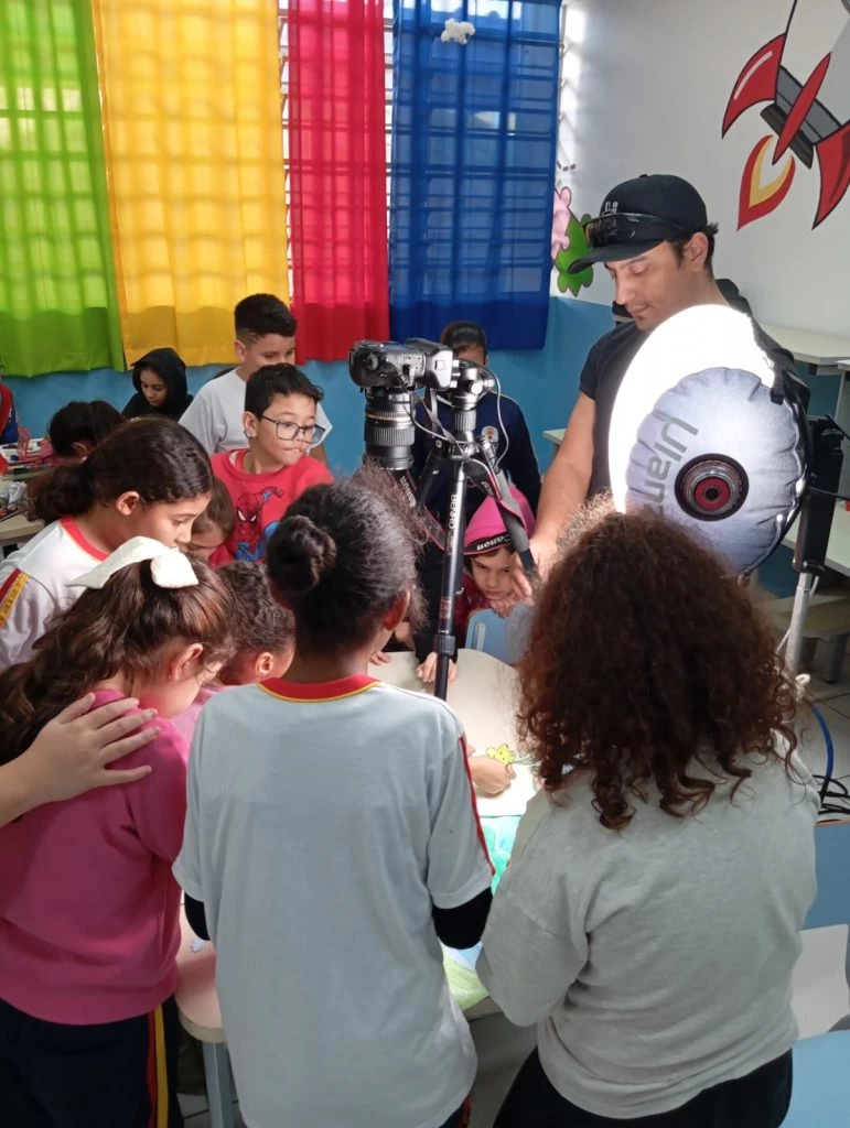 Alunos da rede municipal de ensino recebem oficina de técnica de animação stop motion nos Espaços Maker das escolas