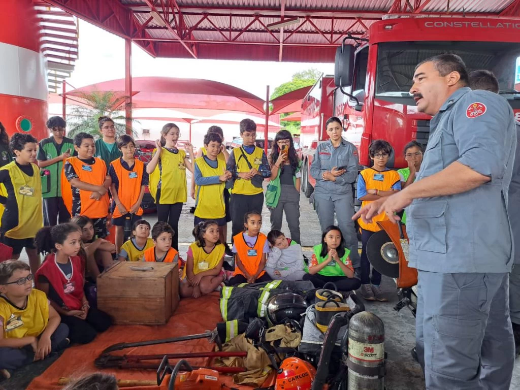 Crianças conhecem o trabalho do Corpo de Bombeiros de Sorocaba em curso de férias