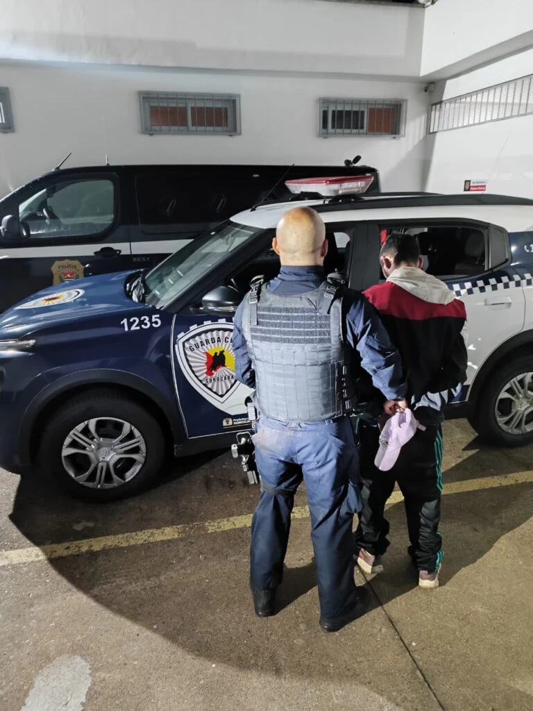 GCM apreende 415 porções de drogas e detém homem por tráfico no Jd. Nova Esperança