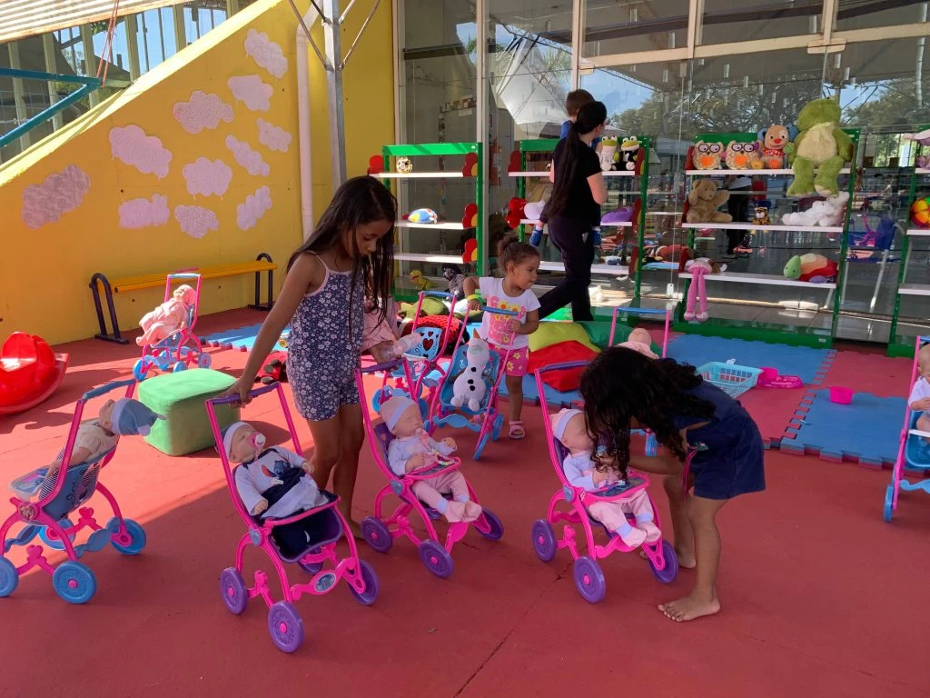 140 crianças participam do “Brincando com Bebê Reborn” neste domingo (18)