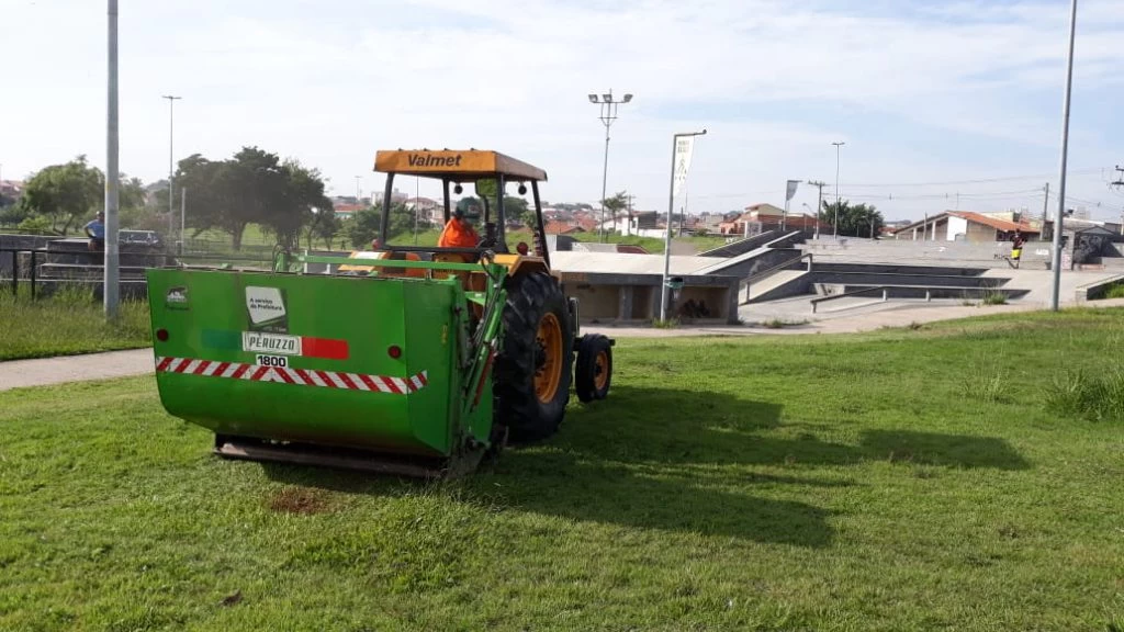 Confira como funciona o serviço de roçagem na cidade em áreas públicas e particulares