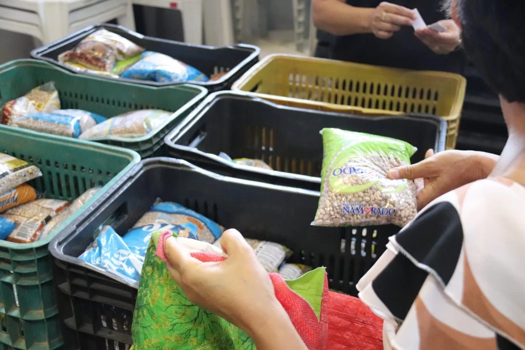 Secretaria da Mulher realiza a quarta edição mensal do “Mercado Solidário” com entrega de alimentos não perecíveis e produtos de hortifrúti