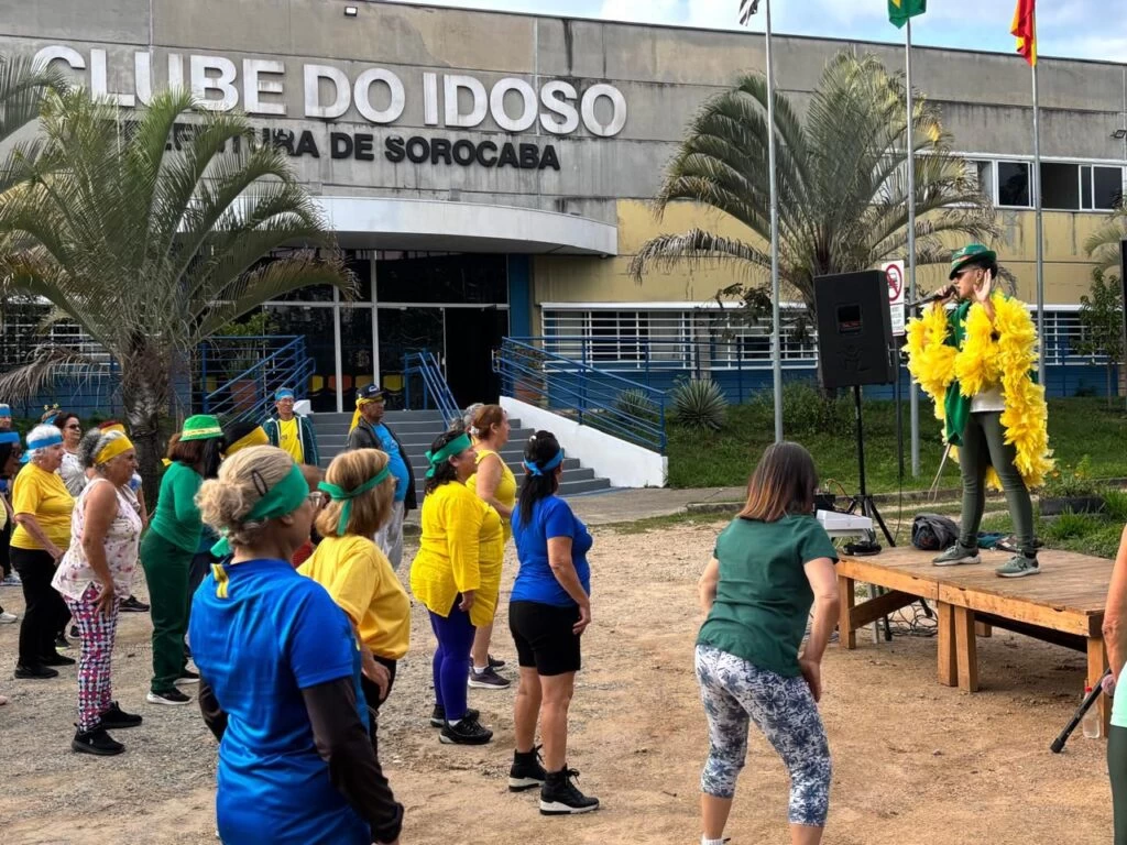 Frequentadores do Clube do Idoso se alternam em atividades para participar do Dia do Desafio