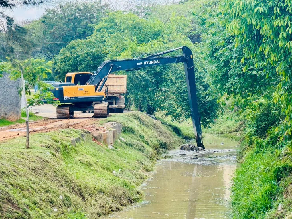 Saae/Sorocaba executa limpeza e manutenção preventiva de córrego Jardim Mathilde