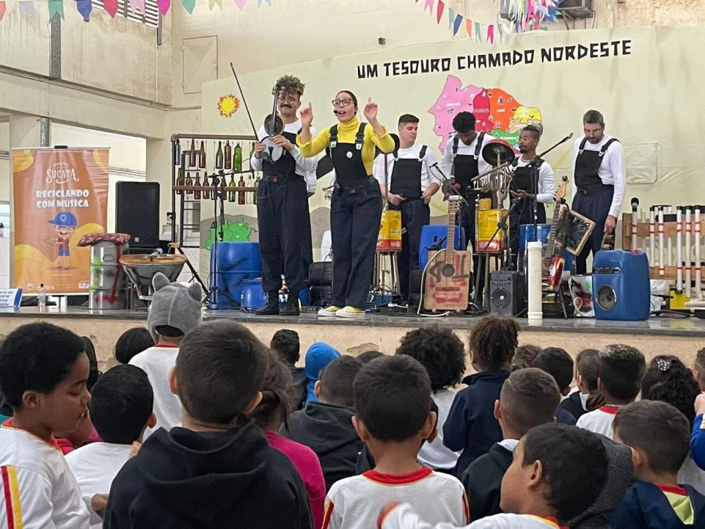 “Orquestra de Sucata” engaja e conscientiza crianças das escolas da rede pública municipal com apresentação sobre sustentabilidade