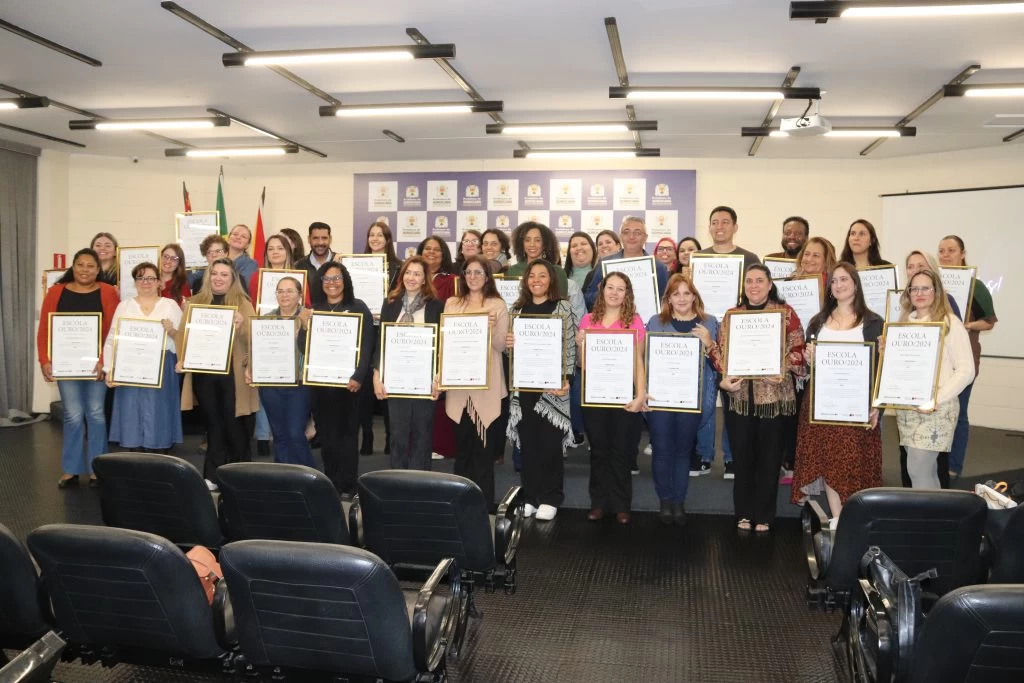 Escolas da rede municipal vencedoras do Prêmio Excelência Educacional recebem placa comemorativa do governo estadual