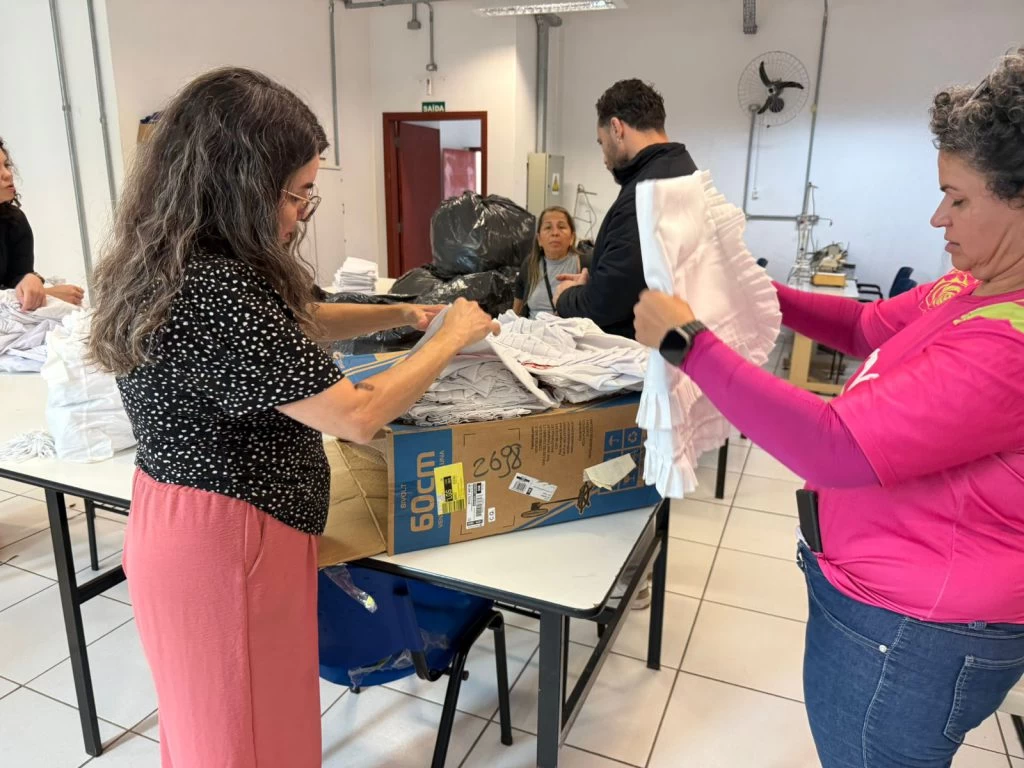 Alunos do curso de corte e costura da Uniten produzem kits maternidade para doações do Fundo Social de Solidariedade (FSS)